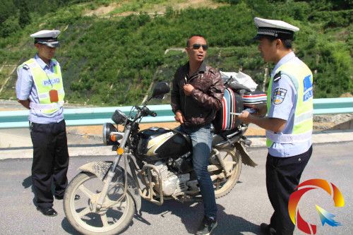 圖為交警在詢問車主