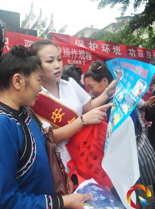 圖為一工作人員正在給過往的群眾講解日常生活安全知識。(胡濤 攝)