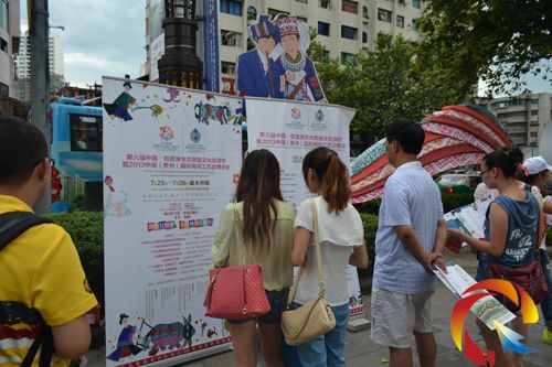 群眾在觀看節日介紹和日程安排