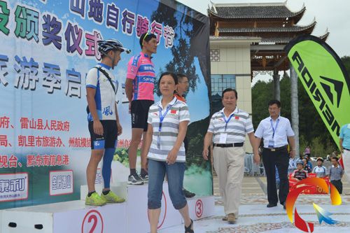 領導為參賽選手頒獎