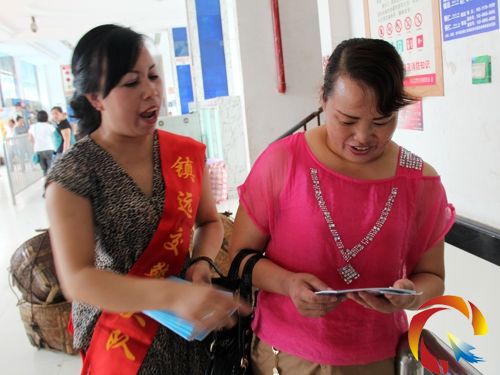 邱孟平在發(fā)放交通安全宣傳資料