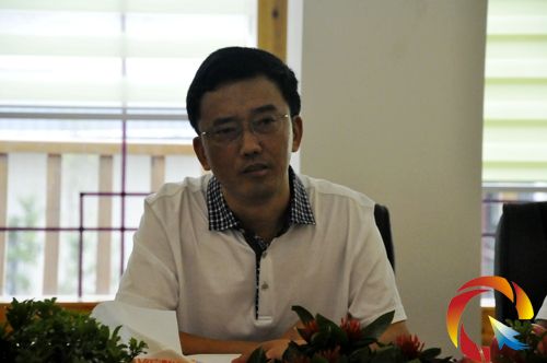 省文產辦副主任、多彩貴州文化產業發展中心主任袁華聽取各方意見