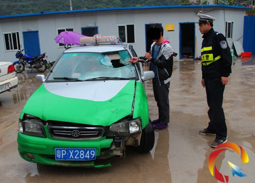 肇事嫌疑人申某在指認撞擊部位