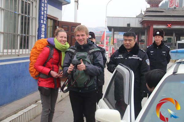 外國“背包客”高速路上攔車 懂英語的交警解難題