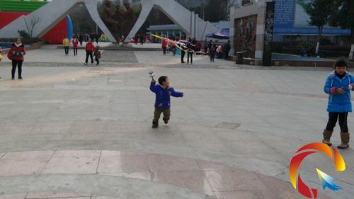 小孩在歡快的奔跑