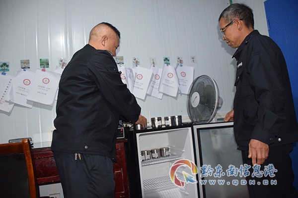 協查人員提取食物樣品