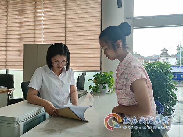 圖為:公證員在政務(wù)中心服務(wù)窗口進(jìn)行材料審核