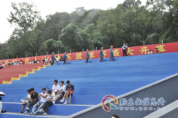 保電小組工作人員對籃球賽場用電設備進行安全隱患排查